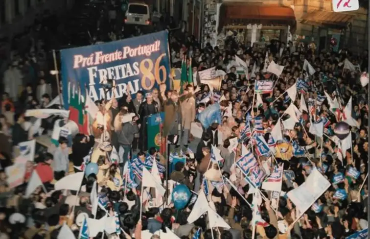 Comício de Freitas do Amaral, com um mar de gente a saudar o candidato presidencial